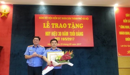 VIỆN KIỂM SÁT NHÂN DÂN THÀNH PHỐ HÀ NỘI TỔ CHỨC LỄ TRAO TẶNG HUY HIỆU...